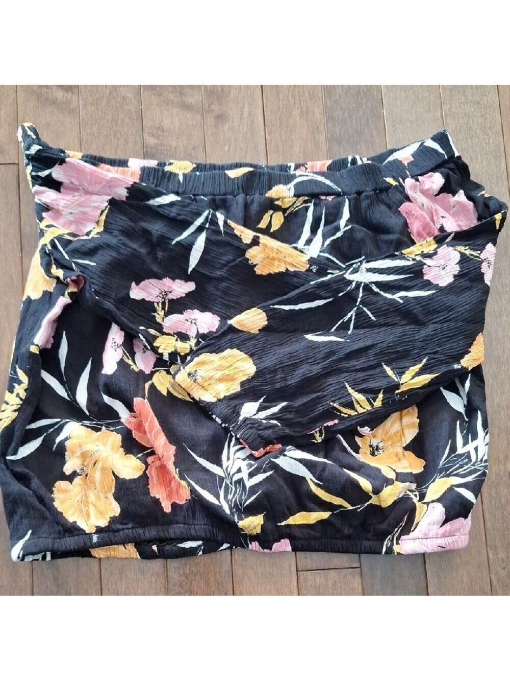 Guess Black Floral Crop Top Size Large - Picture 7 of 9